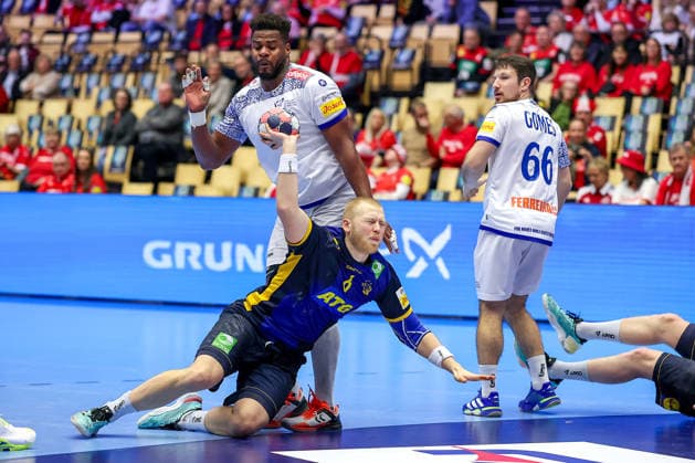 30 01 2026, Handball, Men s EHF EURO 2026, Portugal Sweden, Jyske Bank Boxing in Herning, Denmark, Match for 5th place Felix Möller Sweden 06 in a duel against Victor Manuel Iturriza Alvarez Portugal 08 Denmark