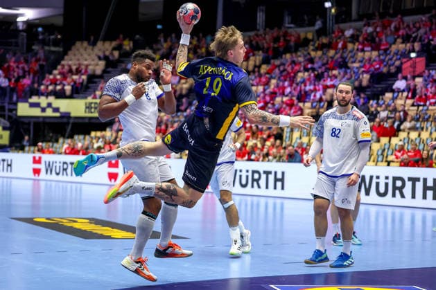30 01 2026, Handball, Men s EHF EURO 2026, Portugal Sweden, Jyske Bank Boxen in Herning, Denmark, Match for 5th place Nils Edwin Aspenbäck Sweden 29 throws the ball on goal Denmark