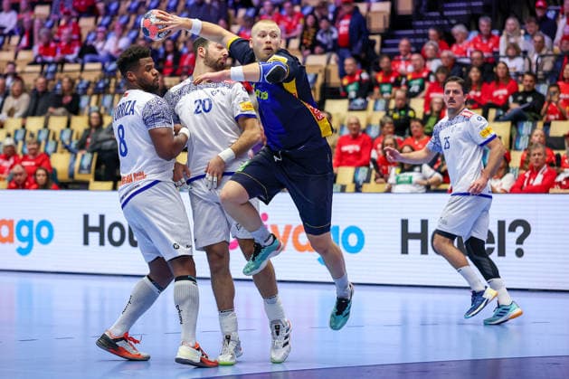 30 01 2026, Handball, Men s EHF EURO 2026, Portugal Sweden, Jyske Bank Boxen in Herning, Denmark, Match for 5th place Felix Möller Sweden 06 throws the ball at the Denmark goal