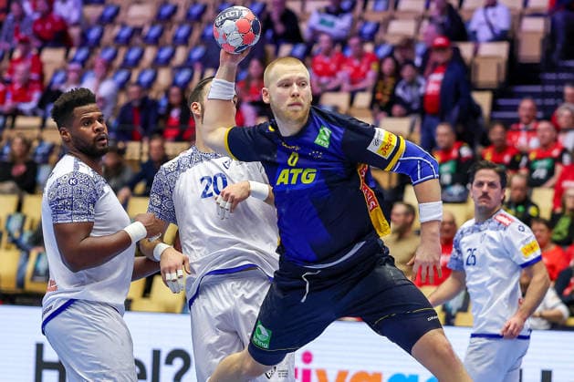 30 01 2026, Handball, Men s EHF EURO 2026, Portugal Sweden, Jyske Bank Boxen in Herning, Denmark, Match for 5th place Felix Möller Sweden 06 throws the ball at the Denmark goal