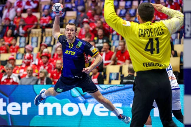 30 01 2026, Handball, Men s EHF EURO 2026, Portugal Sweden, Jyske Bank Boxen in Herning, Denmark, Match for 5th place Felix Claar Sweden 19 throws the ball at the goal Gustavo Alexandre Cascao Capdeville Portugal 41 Denmark