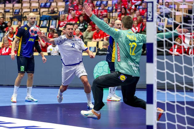 30 01 2026, Handball, Men s EHF EURO 2026, Portugal Sweden, Jyske Bank Boxen in Herning, Denmark, Match for 5th place Leonel Gomes Silva Fernandes Portugal 21 throws the ball on goal Andreas Palicka Sweden 12 Denmark