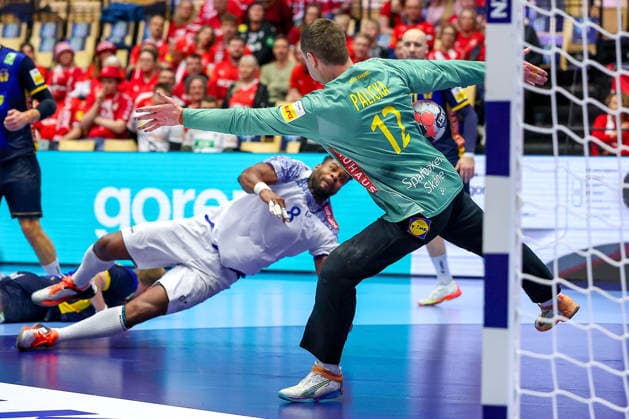 30 01 2026, Handball, Men s EHF EURO 2026, Portugal Sweden, Jyske Bank Boxen in Herning, Denmark, Match for 5th place Andreas Palicka Sweden 12 defends against Victor Manuel Iturriza Alvarez Portugal 08 Denmark