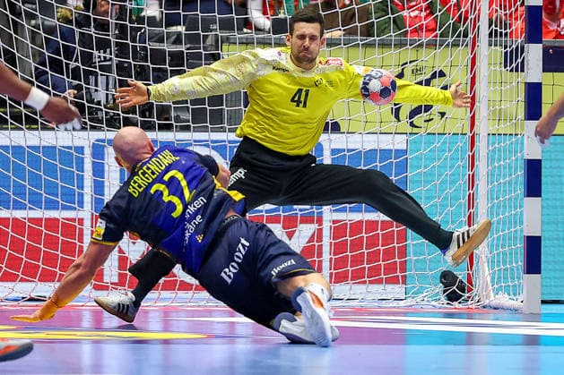 30 01 2026, Handball, Men s EHF EURO 2026, Portugal Sweden, Jyske Bank Boxen in Herning, Denmark, Match for 5th place Gustavo Alexandre Cascao Capdeville Portugal 41 vertidigt against Oscar Bergendahl Sweden 32 Denmark