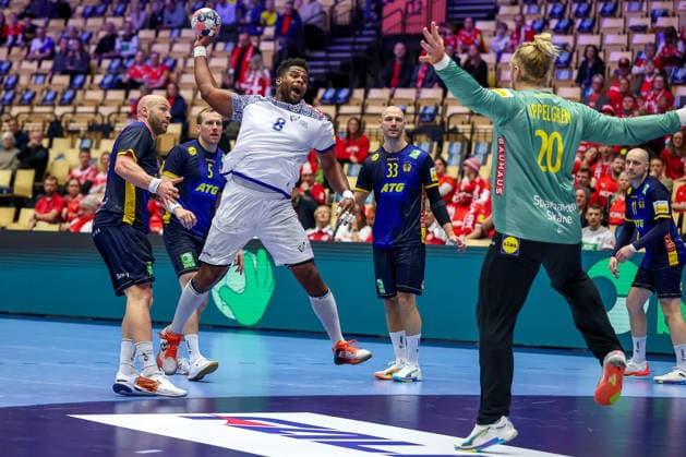 30 01 2026, Handball, Men s EHF EURO 2026, Portugal Sweden, Jyske Bank Boxen in Herning, Denmark, Match for 5th place Victor Manuel Iturriza Alvarez Portugal 08 throws the ball on goal Mikael Appelgren Sweden 20 Denmark