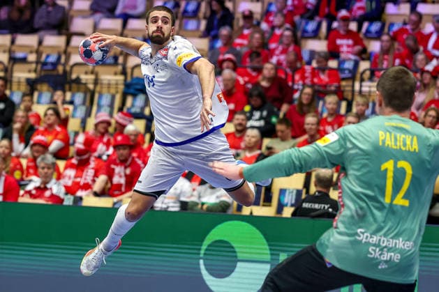 30 01 2026, Handball, Men s EHF EURO 2026, Portugal Sweden, Jyske Bank Boxen in Herning, Denmark, Match for 5th place Martim Mota Costa Portugal 79 throws the ball at the goal Andreas Palicka Sweden 12 Denmark