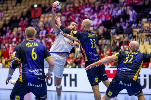 30 01 2026, Handball, Men s EHF EURO 2026, Portugal Sweden, Jyske Bank Boxing in Herning, Denmark, Match for 5th place Martim Mota Costa Portugal 79 in a duel against Felix Möller Sweden 06 Lukas Sandell Sweden 33 Oscar Bergendahl Sweden 32 Denmark