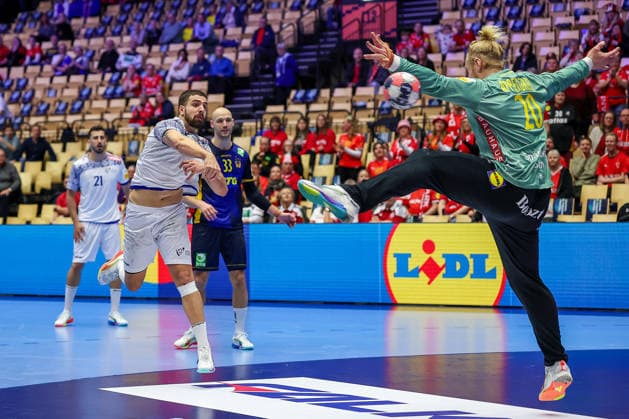 30 01 2026, Handball, Men s EHF EURO 2026, Portugal Sweden, Jyske Bank Boxen in Herning, Denmark, Match for 5th place Martim Mota Costa Portugal 79 throws the ball on goal Mikael Appelgren Sweden 20 Denmark