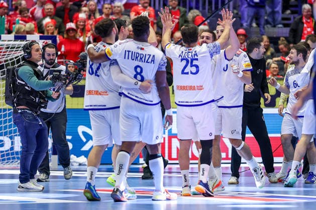 30 01 2026, Handball, Men s EHF EURO 2026, Portugal Sweden, Jyske Bank Boxen in Herning, Denmark, Match for 5th place Final celebration after Portugals victory against Sweden Denmark