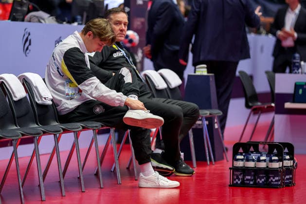 30 01 2026, Handball, Men s EHF EURO 2026, Germany Croatia, Jyske Bank Boxing in Herning, Denmark, Semi Finals Mathis Häseler Germany 14 on the bench next to head coach Alfred Gislason Germany hc Denmark