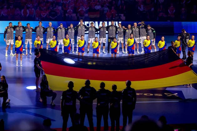 30 01 2026, Handball, Men s EHF EURO 2026, Germany Croatia, Jyske Bank Boxing in Herning, Denmark, Semi Finals The German team stands together arm in arm during the national anthem Denmark