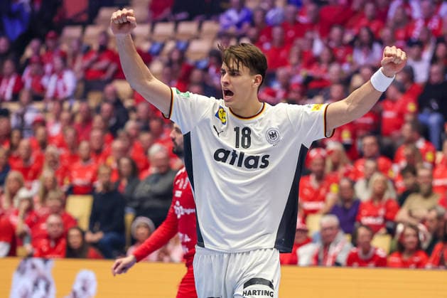 30 01 2026, Handball, Men s EHF EURO 2026, Germany Croatia, Jyske Bank Boxen in Herning, Denmark, Semi Finals Julian Köster Germany 18 gesticulating on the pitch cheering Denmark
