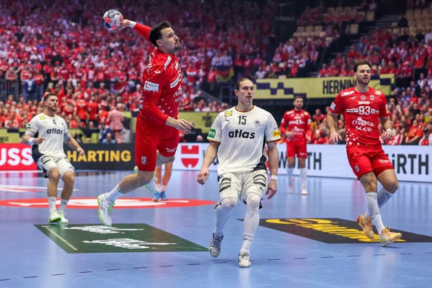30 01 2026, Handball, Men s EHF EURO 2026, Germany Croatia, Jyske Bank Boxen in Herning, Denmark, Semi Finals Marin sipic Croatia 53 throws the ball at the goal Denmark