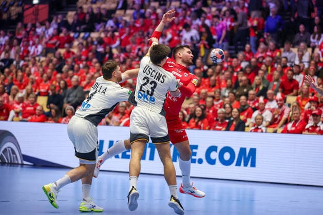 30 01 2026, Handball, Men s EHF EURO 2026, Germany Croatia, Jyske Bank Boxing in Herning, Denmark, Semi Finals Johannes Golla Germany 04 Renars Uscins Germany 23 defend against xg51 Denmark