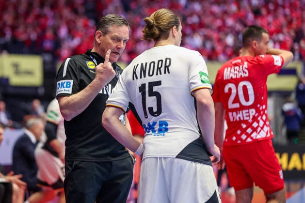 30 01 2026, Handball, Men s EHF EURO 2026, Germany Croatia, Jyske Bank Boxen in Herning, Denmark, Semi Finals Headcoach Alfred Gislason Germany hc gesticulating on the sidelines next to Juri Knorr Germany 15 Denmark