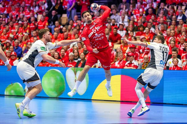 30 01 2026, Handball, Men s EHF EURO 2026, Germany Croatia, Jyske Bank Boxing in Herning, Denmark, Semi Finals Ivan Martinovic Croatia 51 throws the ball on goal against Johannes Golla Germany 04 Lukas Zerbe Germany 17 Denmark