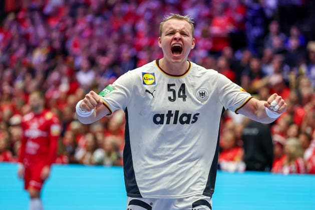 30 01 2026, Handball, Men s EHF EURO 2026, Germany Croatia, Jyske Bank Boxing in Herning, Denmark, Semi Finals Justus Fischer Germany 54 cheering Denmark
