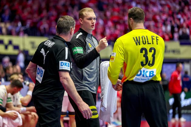 30 01 2026, Handball, Men s EHF EURO 2026, Germany Croatia, Jyske Bank Boxing in Herning, Denmark, Semi Finals Headcoach Alfred Gislason Germany hc next to David Späth Germany 01 and Andreas Wolff Germany 33 Denmark