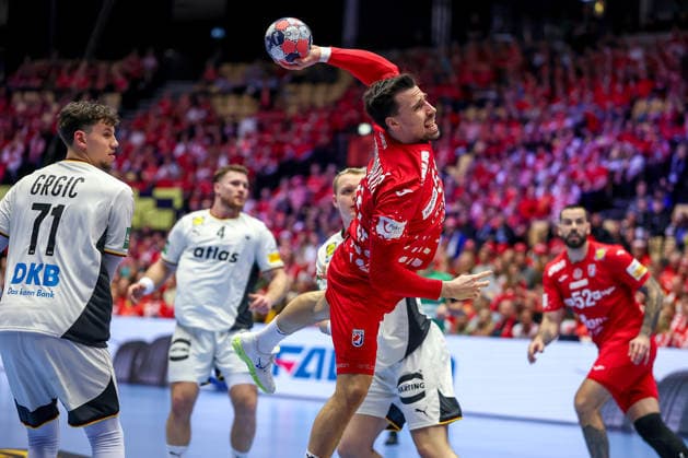 30 01 2026, Handball, Men s EHF EURO 2026, Germany Croatia, Jyske Bank Boxen in Herning, Denmark, Semi Finals Ivan Martinovic Croatia 51 throws the ball at the goal Denmark