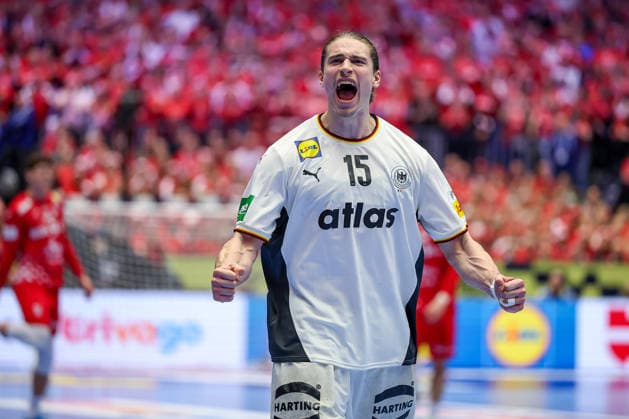 30 01 2026, Handball, Men s EHF EURO 2026, Germany Croatia, Jyske Bank Boxing in Herning, Denmark, Semi Finals Juri Knorr Germany 15 cheering Denmark