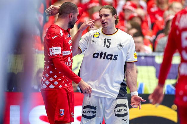 30 01 2026, Handball, Men s EHF EURO 2026, Germany Croatia, Jyske Bank Boxen in Herning, Denmark, Semi Finals Juri Knorr Germany 15 gesticulating on the sidelines next to Mario Sostaric Croatia 06 Denmark