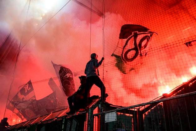 In the picture, from left firework, pyro, from fans of Hannover 96, GER, Magdeburg, 1 FC Magdeburg vs Hannover 96, 2 Bundesliga, soccer, DFB, 2025 2026 season, AVNET Arena, match day, DFB DFL REGULATIONS PROHIBIT ANY USE OF PHOTOGRAPHS AS IMAGE SEQUENCES AND OR QUASI VIDEO, 30 01 2026, Copyright: HMBxMedia UwexKoch