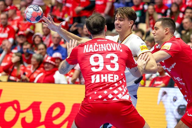 30 01 2026, Handball, Men s EHF EURO 2026, Germany Croatia, Jyske Bank Boxing in Herning, Denmark, Semi Finals Julian Köster Germany 18 in a duel against Veron Nacinovic Croatia 93 Denmark
