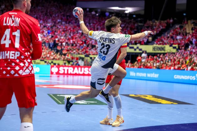 30 01 2026, Handball, Men s EHF EURO 2026, Germany Croatia, Jyske Bank Boxen in Herning, Denmark, Semi Finals Renars Uscins Germany 23 throws the ball on goal Denmark