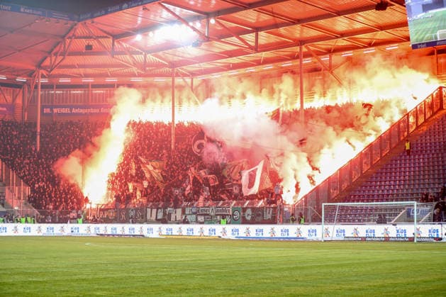 30 01 2026, xgox, Fussball 2 Bundesliga, 1 FC Magdeburg Hannover 96 emspor, v l symbol photo, symbol image, symbol fans, spectators, audience, tribute pyro, pyrotechnics, Bengalo, smoke, fireworks guest fans DFL DFB REGULATIONS PROHIBIT ANY USE OF PHOTOGRAPHS as IMAGE SEQUENCES and or QUASI VIDEO Magdeburg
