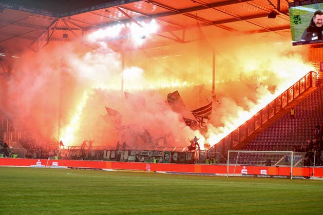 30 01 2026, xgox, Fussball 2 Bundesliga, 1 FC Magdeburg Hannover 96 emspor, v l symbol photo, symbol image, symbol fans, spectators, audience, tribute pyro, pyrotechnics, Bengalo, smoke, fireworks guest fans DFL DFB REGULATIONS PROHIBIT ANY USE OF PHOTOGRAPHS as IMAGE SEQUENCES and or QUASI VIDEO Magdeburg