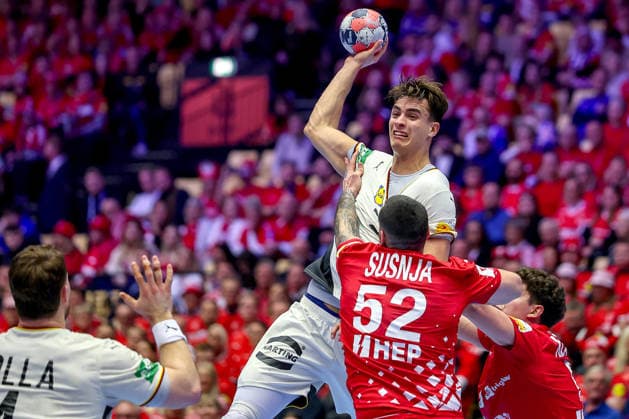 30 01 2026, Handball, Men s EHF EURO 2026, Germany Croatia, Jyske Bank Boxing in Herning, Denmark, Semi Finals Juri Knorr Germany 15 throws the ball on goal in a duel against Leon Susnja Croatia 52 Denmark