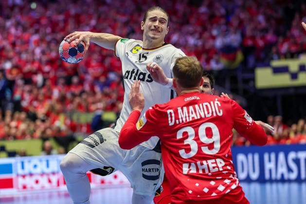 30 01 2026, Handball, Men s EHF EURO 2026, Germany Croatia, Jyske Bank Boxing in Herning, Denmark, Semi Finals Juri Knorr Germany 15 throws the ball on goal in a duel against David Mandic Croatia 39 Denmark