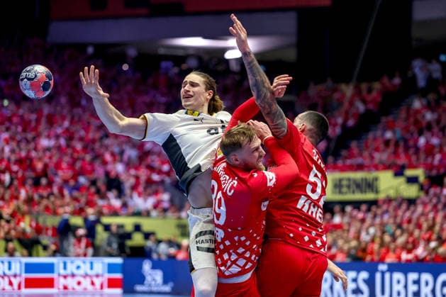 30 01 2026, Handball, Men s EHF EURO 2026, Germany Croatia, Jyske Bank Boxing in Herning, Denmark, Semi Finals Juri Knorr Germany 15 throws the ball on goal in a duel against David Mandic Croatia 39 Leon Susnja Croatia 52 Denmark