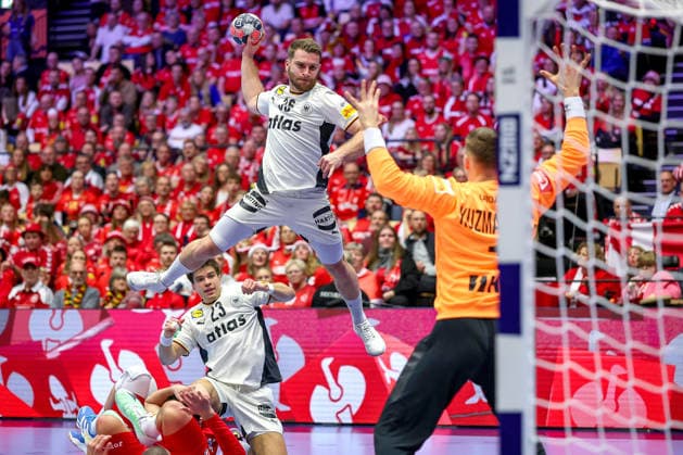 30 01 2026, Handball, Men s EHF EURO 2026, Germany Croatia, Jyske Bank Boxen in Herning, Denmark, Semi Finals Lukas Mertens Germany 36 throws the ball on goal Matej Mandic Croatia 12 Denmark