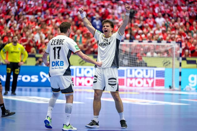 30 01 2026, Handball, Men s EHF EURO 2026, Germany Croatia, Jyske Bank Boxing in Herning, Denmark, Semi Finals Germany is in the final after beating Croatia Closing cheer after the victory Winning cheer Renars Uscins Germany 23 next to Lukas Zerbe Germany 17 cheering Denmark
