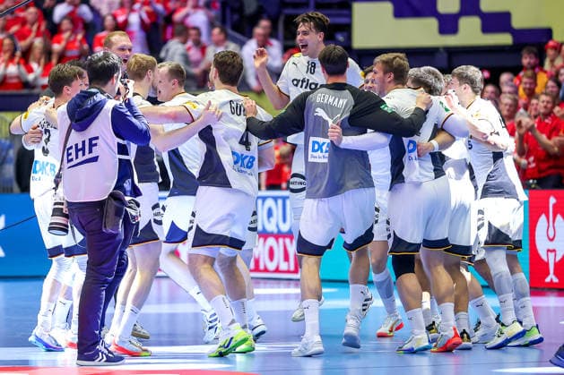30 01 2026, Handball, Men s EHF EURO 2026, Germany Croatia, Jyske Bank Boxing in Herning, Denmark, Semi Finals Germany is in the final after beating Croatia Closing cheer after the win Winners cheer Nils Lichtlein Germany 03 Matthes Langhoff Germany 13 Johannes Golla Germany 04 Andreas Wolff Germany 33 Franz Semper Germany 32 Renars Uscins Germany 23 Julian Köster Germany 18 Denmark