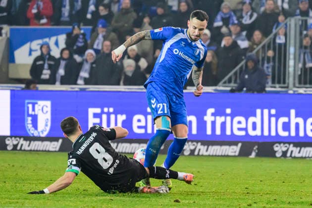 In the picture, from left Enzo¯Leopold¯ Hannover¯96 Falko Michel 1 FC Magdeburg Action, duels, fighting for the ball, GER, Magdeburg, 1 FC Magdeburg vs Hannover 96, 2 Bundesliga, soccer, DFB, 2025 2026 season, AVNET Arena, match day, DFB DFL REGULATIONS PROHIBIT ANY USE OF PHOTOGRAPHS AS IMAGE SEQUENCES AND OR QUASI VIDEO, 30 01 2026, Copyright: HMBxMedia UwexKoch