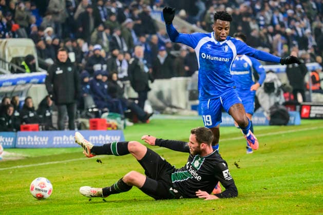 In the picture, from left Lubambo Musonda 1 FC Magdeburg vs Boris¯Tomiak¯ Hannover¯96 , Action, duels, fighting for the ball, GER, Magdeburg, 1 FC Magdeburg vs Hannover 96, 2 Bundesliga, soccer, DFB, 2025 2026 season, AVNET Arena, match day, DFB DFL REGULATIONS PROHIBIT ANY USE OF PHOTOGRAPHS AS IMAGE SEQUENCES AND OR QUASI VIDEO, 30 01 2026, Copyright: HMBxMedia UwexKoch