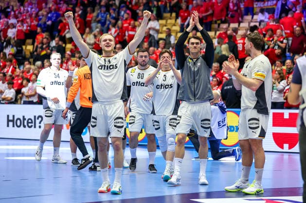 30 01 2026, Handball, Men s EHF EURO 2026, Germany Croatia, Jyske Bank Boxing in Herning, Denmark, Semi Finals Germany is in the final after beating Croatia Closing cheer after the victory Winners cheer Justus Fischer Germany 54 Matthes Langhoff Germany 13 Jannik Kohlbacher Germany 80 Nils Lichtlein Germany 03 Miro Schluroff Germany 05 Johannes Golla Germany 04 Denmark