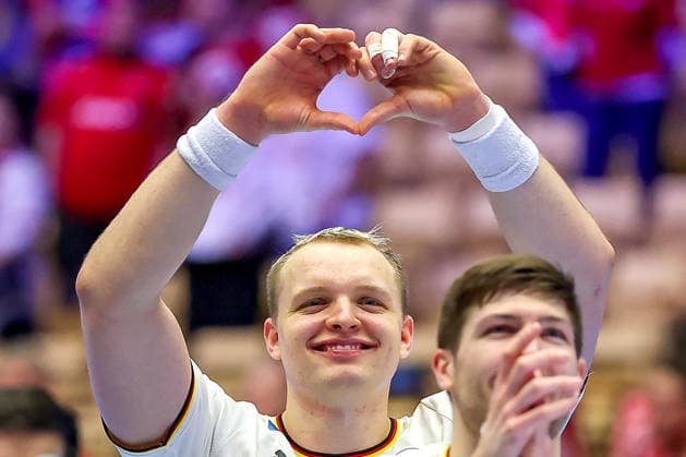 30 01 2026, Handball, Men s EHF EURO 2026, Germany Croatia, Jyske Bank Boxing in Herning, Denmark, Semi Finals Germany is in the final after beating Croatia Closing cheer after the victory Winners cheer Justus Fischer Germany 54 Denmark