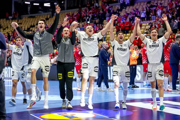 30 01 2026, Handball, Men s EHF EURO 2026, Germany Croatia, Jyske Bank Boxing in Herning, Denmark, Semi Finals Germany is in the final after beating Croatia Closing cheer after the victory Winners cheer Renars Uscins Germany 23 Matthes Langhoff Germany 13 Miro Schluroff Germany 05 David Späth Germany 01 Justus Fischer Germany 54 Lukas Zerbe Germany 17 Rune Dahmke Germany 34 Denmark