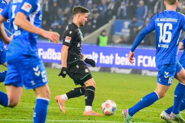 In the picture, from left Enzo¯Leopold¯ Hannover¯96 goal, to 1 2, celebreting the goal, joy, jubilation, cheering, GER, Magdeburg, 1 FC Magdeburg vs Hannover 96, 2 Bundesliga, soccer, DFB, 2025 2026 season, AVNET Arena, match day, DFB DFL REGULATIONS PROHIBIT ANY USE OF PHOTOGRAPHS AS IMAGE SEQUENCES AND OR QUASI VIDEO, 30 01 2026, Copyright: HMBxMedia UwexKoch