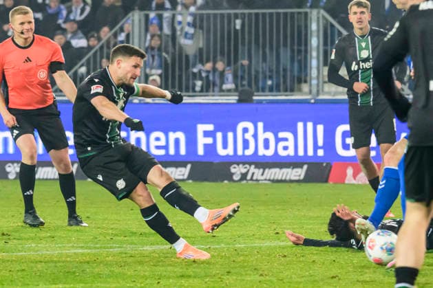 In the picture, from left Enzo¯Leopold¯ Hannover¯96 goal, to 1 2, celebreting the goal, joy, jubilation, cheering, GER, Magdeburg, 1 FC Magdeburg vs Hannover 96, 2 Bundesliga, soccer, DFB, 2025 2026 season, AVNET Arena, match day, DFB DFL REGULATIONS PROHIBIT ANY USE OF PHOTOGRAPHS AS IMAGE SEQUENCES AND OR QUASI VIDEO, 30 01 2026, Copyright: HMBxMedia UwexKoch