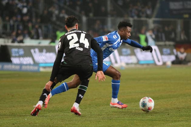 30 01 2026 Soccer Men 2025 2026 2 Bundesliga 20 Matchday 1 FC Magdeburg Hannover 96 Avnet Arena Magdeburg Lubambo Musonda Magdeburg, 19, blue puts the ball past Elias Saad Hannover, 24, black Magdeburg Saxony Anhalt Germany