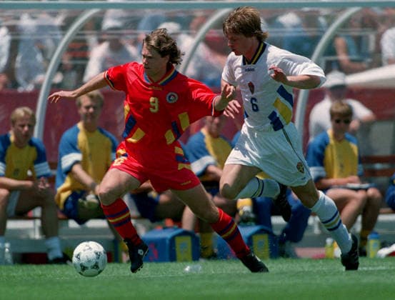 Romania V Sweden, FIFA World Cup, WM, Weltmeisterschaft, Fussball Quarter Final Florin Raducioiu of Romania and Stefan Schwarz of Sweden challenge during the FIFA World Cup Quarter Final match between Romania and Sweden at Stanford Stadium In Stanford on July 10, 1994 in California, United States. California Stanford Stadium In Stanford United States United States Copyright: xAllstarxPicturexLibraryxLtdx