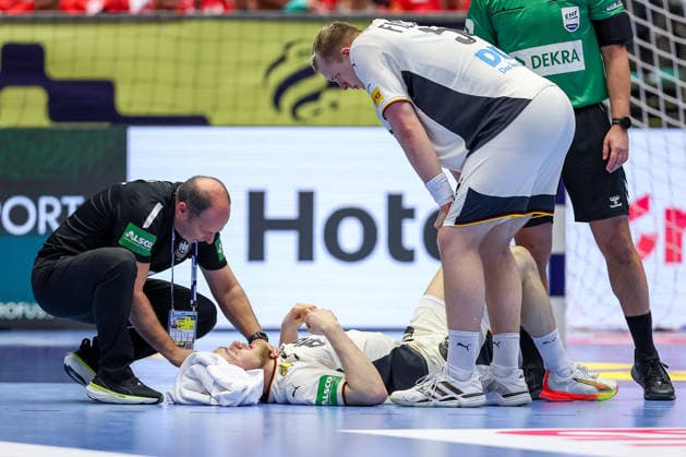 30 01 2026, Handball, Men s EHF EURO 2026, Germany Croatia, Jyske Bank Boxing in Herning, Denmark, Semi Finals Concern for Matthes Langhoff Germany 13 who needs medical treatment lying on the floor Justus Fischer Germany 54 next to Denmark