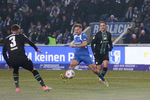 30 01 2026 Soccer Men 2025 2026 2 Bundesliga 20 Matchday 1 FC Magdeburg Hannover 96 Avnet Arena Magdeburg Alexander Nollenberger Magdeburg, 17, blue drives a ball into the penalty area Boris Tomiak Hannover, 3, black awaits him Virgil Ghita Hannover, 5, black arrives too late Magdeburg Saxony Anhalt Germany