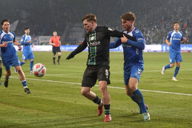 30 01 2026, xgox, Fußball 2 Bundesliga, 1 FC Magdeburg Hannover 96 emspor, v l Benjamin Källman Hannover, 9 , Alexander Nollenberger Magdeburg, 17 Zweikampf, Duell, Kampf, tackle DFL DFB REGULATIONS PROHIBIT ANY USE OF PHOTOGRAPHS as IMAGE SEQUENCES and or QUASI VIDEO Magdeburg