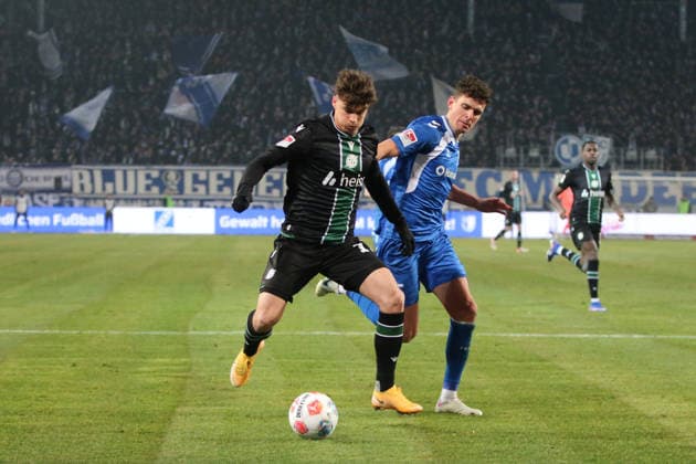 30 01 2026 Soccer Men 2025 2026 2 Bundesliga 20 Matchday 1 FC Magdeburg Hannover 96 Avnet Arena Magdeburg Noah Weißhaupt Hannover, 10, black in duel with Tobias Müller Magdeburg, 5, blue Magdeburg Saxony Anhalt Germany