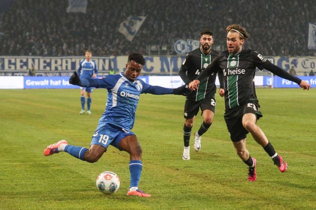30 01 2026, xgox, Soccer 2 Bundesliga, 1 FC Magdeburg Hannover 96 emspor, v l Lubambo Musonda Magdeburg, 19 , Kolja Oudenne Hannover, 29 duel, duel, fight, tackle DFL DFB REGULATIONS PROHIBIT ANY USE OF PHOTOGRAPHS as IMAGE SEQUENCES and or QUASI VIDEO Magdeburg